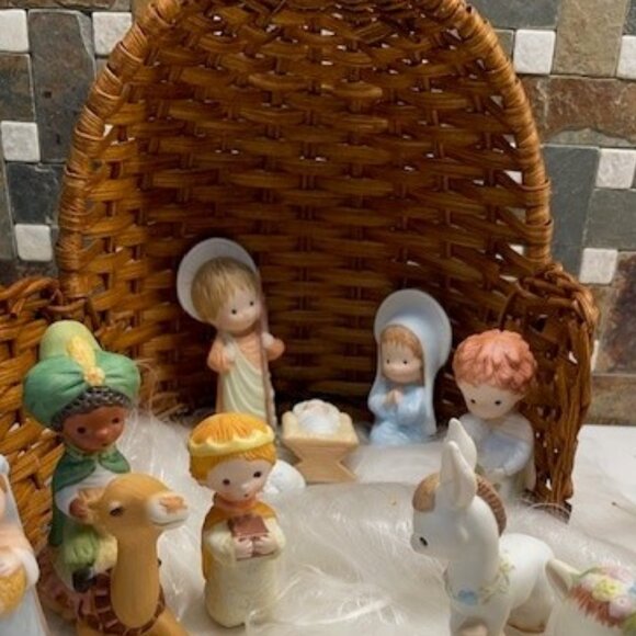 HALLMARK Nativity - Vintage 1981/1982 Collectors set. MINT CONDITION - Picture 4 of 5
